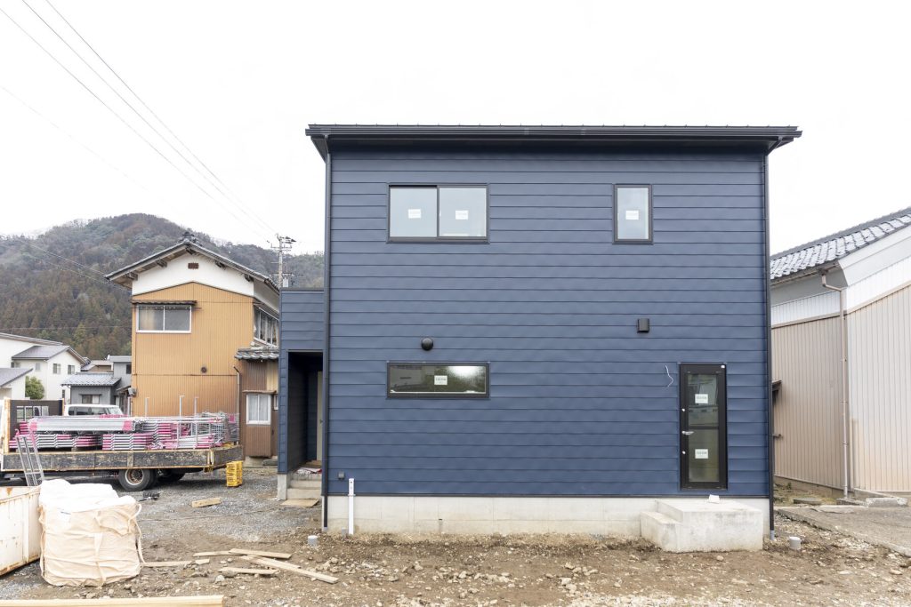 ブルーのガルバリウム鋼板で仕上げた越前市の注文住宅の外観